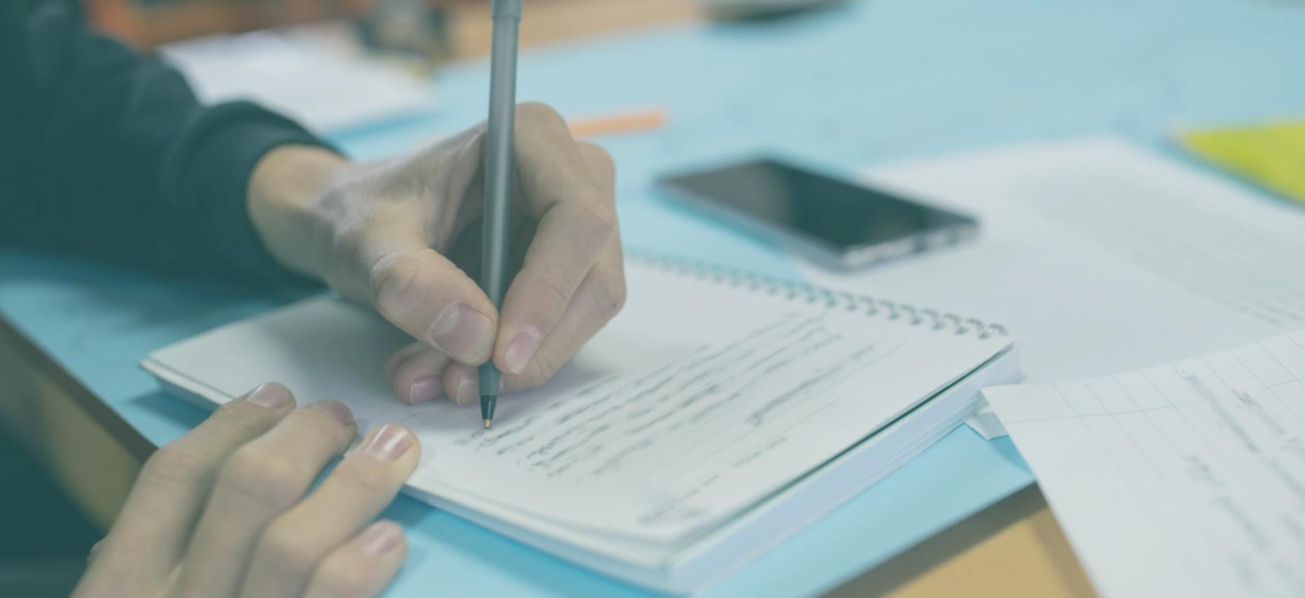 Студентка за работой над проектом